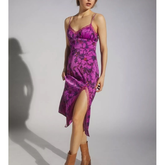 UO Audrey Lace Detail Midi Dress
See all Urban Outfitters Fuchsia Size Large - Picture 1 of 16